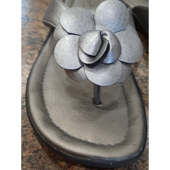 Life Style Soft System Metallic Silver Flip Flop, Wide Straps | Flowers | sz 9M - Picture 7 of 8